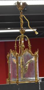 Belle lanterne en bronze à décor de feuillage, l'intérieur à...