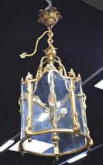 Belle lanterne en bronze à décor de feuillage, l'intérieur à...