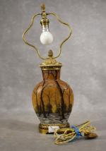 DAUM : Vase transformé, monté en lampe en verre moulé...
