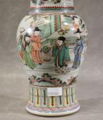 Vase en porcelaine de Chine ancien à décor de Mandarins,...