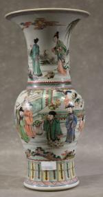 Vase en porcelaine de Chine ancien à décor de Mandarins,...