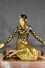 GORI (G.) « Femme assise aux oiseaux » sculpture en régule à...