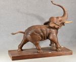 Éléphant en bois sculpté, H=53 L=56 (état d'usage, fentes et...