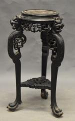 Sellette Extrême-orientale tripode en bois sculpté à décor de dragons,...
