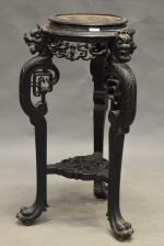 Sellette Extrême-orientale tripode en bois sculpté à décor de dragons,...