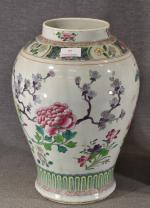 Vase Extrême-oriental à décor de chrysanthèmes (fond perçé), h =...