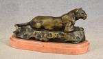 BARYE (L.) "Lionne couchée", bronze à patine brune et or,...