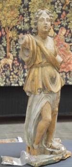"Ange" en bois sculpté, époque XVIIIe, h = 72 (accidents...