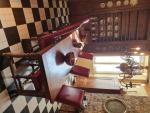 Table de monastère reposant sur 6 pieds torsadés reliés par...