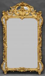 Grand miroir Louis XV en bois sculpté et doré à...