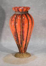 DAUM - Nancy : Vase en verre rouge soufflé dans...