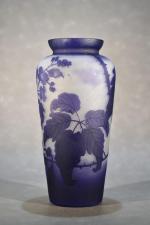 VAL SAINT-LAMBERT: Vase à décor de branches de muriers, h...