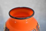 DELATTE (Henry) : Vase orange à décor stylisé Art Déco...