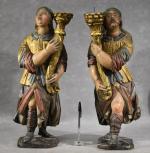 Paire de statues figurant deux hommes couronnés porte-flambeau en bois...
