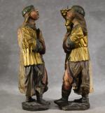 Paire de statues figurant deux hommes couronnés porte-flambeau en bois...