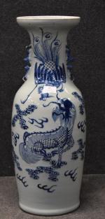 CHINE - fin XIXe : Grand vase balustre en porcelaine...