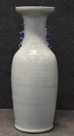 CHINE - fin XIXe : Grand vase balustre en porcelaine...