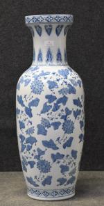 CHINE XXe : Grand vase en porcelaine blanc-bleu à décor...