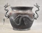 Grand vase en bronze  Extrême-oriental  à décor de...
