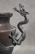 Grand vase en bronze  Extrême-oriental  à décor de...