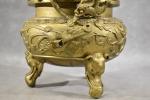 Beau brûle-parfum Extrême-oriental en bronze à décor de dragons, l...