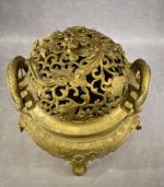 Beau brûle-parfum Extrême-oriental en bronze à décor de dragons, l...