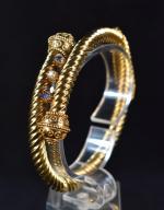 Bracelet XIXe en or jaune rehaussé de deux saphirs et...