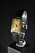 MONTRE OR : montre  d'homme rectangulaire en or vers 1940,...