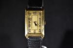 MONTRE OR : montre  d'homme rectangulaire en or vers 1940,...
