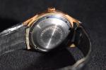 GIRA-WATCH : montre ronde bracelet en métal plaqué or à fond...