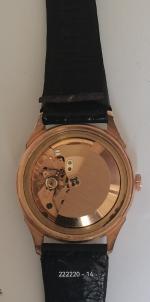 GIRA-WATCH : montre ronde bracelet en métal plaqué or à fond...