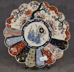 JAPON (fin XIXe) : Plat polylobé en porcelaine d'Imari à...