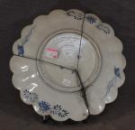 JAPON (fin XIXe) : Plat polylobé en porcelaine d'Imari à...