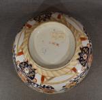 JAPON XXe: Grande coupe en porcelaine de style Imari à...