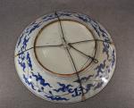 JAPON époque Meiji 1868-1912 : Grand plat en porcelaine à...