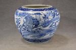 JAPON début XXe : Vasque en porcelaine bleu-blanc à décor...