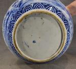 JAPON début XXe : Vasque en porcelaine bleu-blanc à décor...