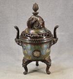 JAPON vers 1920 : Brûle-parfum tripode couvert en bronze et...