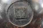 JAPON vers 1920 : Brûle-parfum tripode couvert en bronze et...