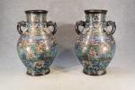 JAPON vers 1920 : Paire de vases en bronze et...