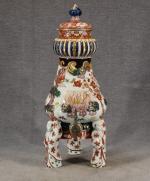 JAPON XVIIIe : Fontaine à alcool en porcelaine Imari portée...