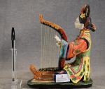 JAPON : "Jeune femme jouant de la harpe" en porcelaine...