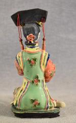 JAPON : "Jeune femme jouant de la harpe" en porcelaine...