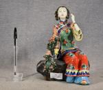 JAPON "Femme ornant de fleurs sa coiffure", en porcelaine, h...