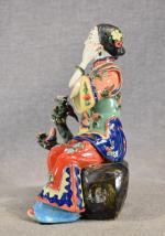 JAPON "Femme ornant de fleurs sa coiffure", en porcelaine, h...