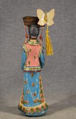 JAPON : "Jeune femme tenant un moulin à prière", en...