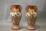 JAPON : Paire de vases Satsuma en porcelaine à décor...