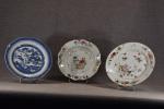 CHINE, Compagnie des Indes XVIIIe: 3 assiettes en porcelaine dont...