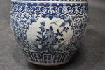CHINE vers 1900 : Vasque en porcelaine bleu blanc à...