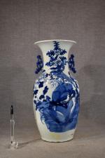 CHINE fin XIXe : Vase balustre en porcelaine bleu blanc...